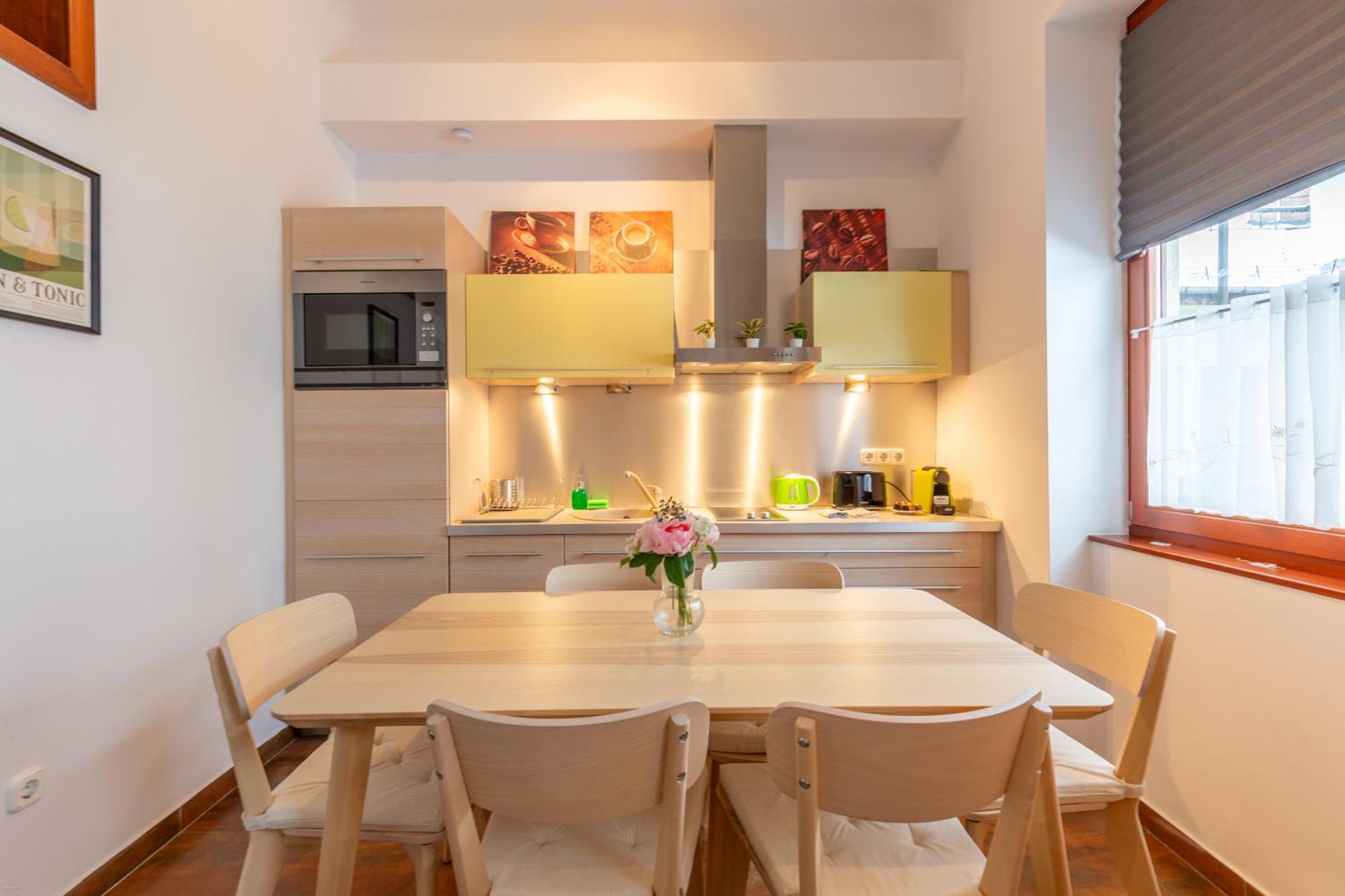 Vibrant Neighborhood Vibes Appartamento